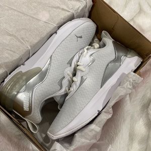 WHITE PUMA SNEAKERS